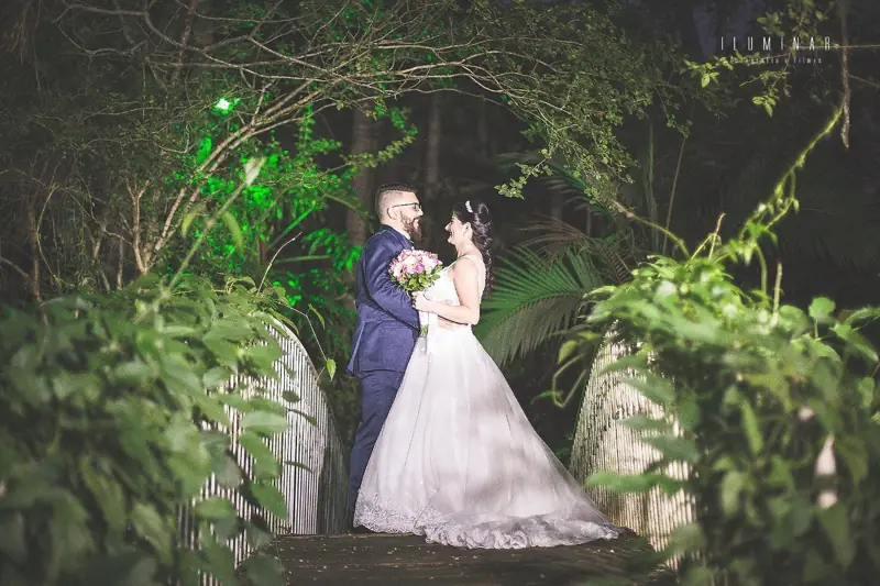 Noivos no jardim iluminado à noite